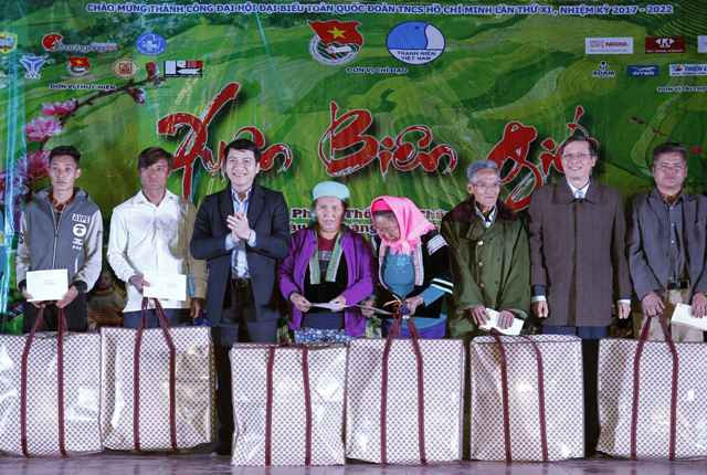 Anh Nguyễn Ngọc Lương tặng chăn màn, đồ dùng cho bà con huyện Phong Thổ.