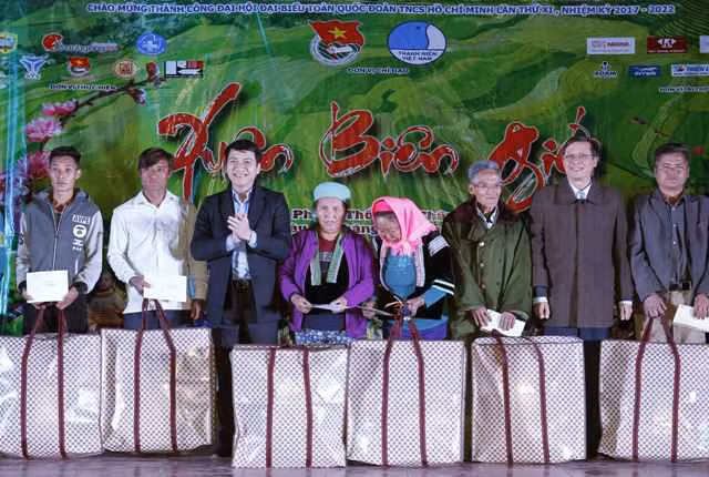 Anh Nguyễn Ngọc Lương tặng chăn màn, đồ dùng cho bà con huyện Phong Thổ.