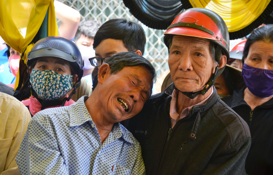 Trong trận bóng hồi cuối năm ngoái, Trung không may bị thương. Sau khi thăm khám, các bác sĩ ở Đà Nẵng hẹn sau Tết Quý Mão đến ngày 14/2 ra phẫu thuật nối gân chân. Gia đình đã vay mượn tiền để Trung được mổ nối gân chân. Tuy nhiên khi bà Máy đưa con trai đi phẫu thuật trên chuyến xe khách đến giữa đường thì gặp nạn và tử vong.