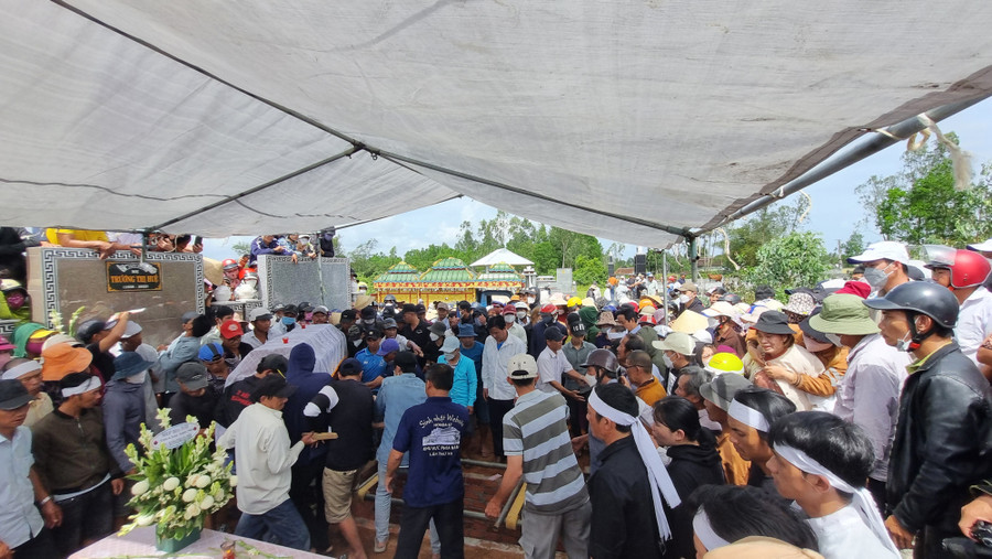 Người dân đứng thành vòng tròn bao quanh nơi hạ nguyệt.