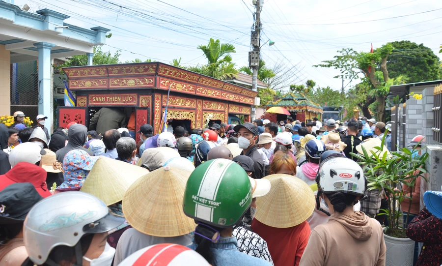 Dòng người đưa tiễn hai mẹ con bà Máy.