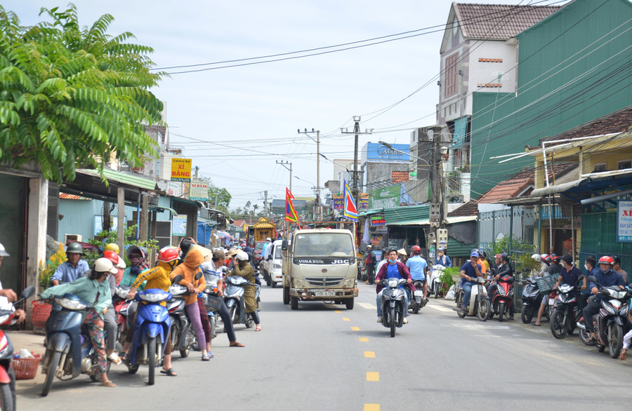 Dọc hai bên đoạn đường dẫn vào nghĩa địa, rất đông người dân đã chờ sẵn để đưa tang.