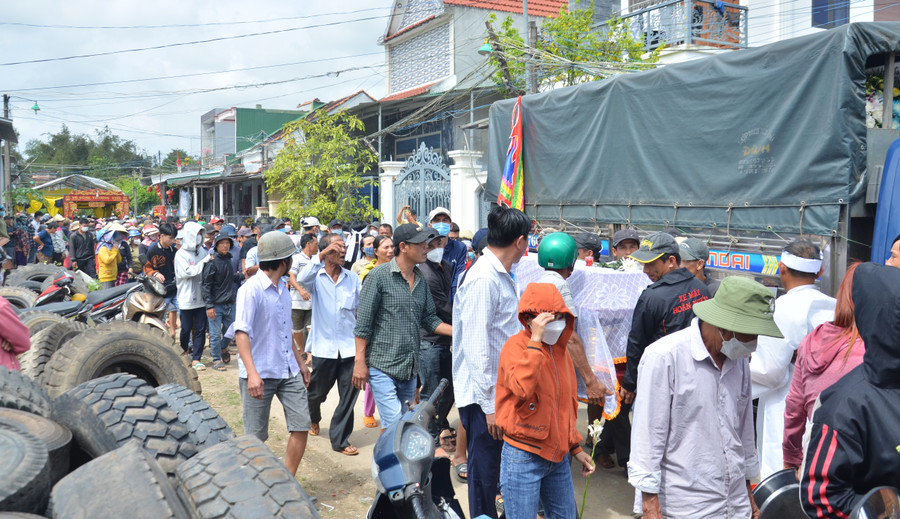 Đúng 11h30, lễ di quan được tiến hành.