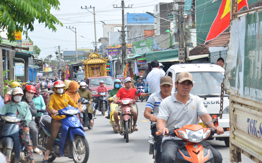 Ông Ngô Quốc Thắng người cùng xã cho biết, ai ai cũng tiếc thương và bàng hoàng khi nghe tin vụ TNGT quá thảm khốc này, sáng nay bà con ở đây đều tạm dừng công việc để tiễn hai mẹ con một đoạn.