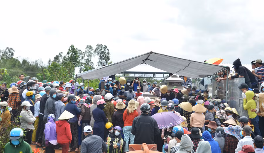 Linh cửu của hai mẹ con được an táng tại nghĩa địa Rầy Cao ở xã Nghĩa Hòa.