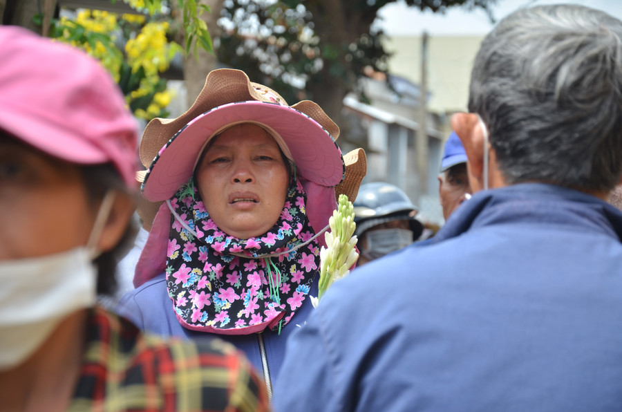 Nhiều người không cầm được lòng mình trước sự ra đi đột ngột của hai mẹ con bà Máy.