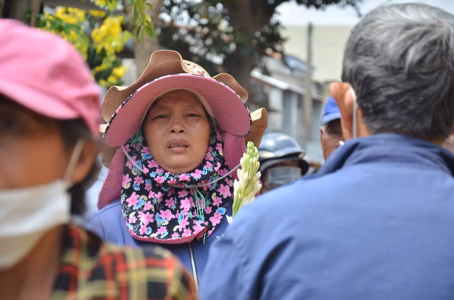 Nhiều người không cầm được lòng mình trước sự ra đi đột ngột của hai mẹ con bà Máy.