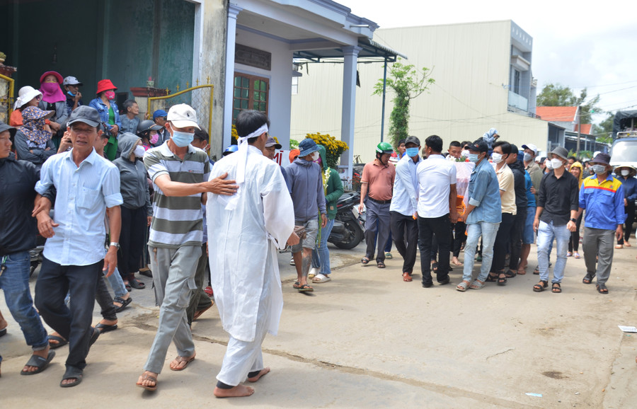 Trung là con một của bà Máy và ông Nguyễn Luận. Hai mẹ con bà Máy đã bị tai nạn cướp đi sự sống tức tưởi trên chuyến xe định mệnh. Cả làng thương xót trước sự mất mát này và cũng chẳng ai có thể ngờ hoạ tai nạn giao thông lại trút xuống mái nhà của vợ chồng ông Luận.