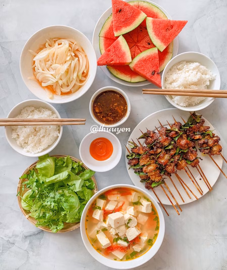 Thịt xiên lá móc mật nướng; Canh đậu phụ; Hành cay ngọt; Dưa hấu