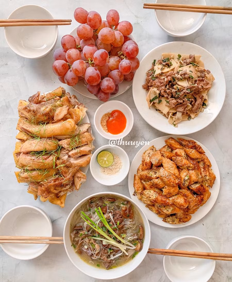 Gà luộc; Chả nem; Miến gà; Bò xào măng; Nho.