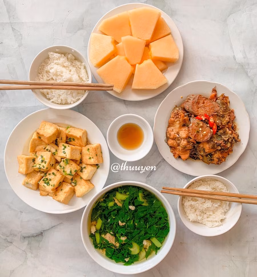 Đậu rán mỡ hành; Canh cua; Cá kho; Dưa gang