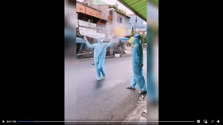 Màn vũ đạo cao hứng siêu đáng yêu của các chiến sĩ chống dịch