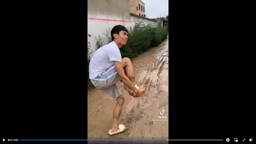 Clip: Cái kết “câm nín” cho chàng trai thích thể hiện