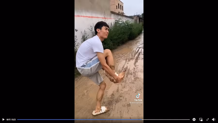Clip: Cái kết “câm nín” cho chàng trai thích thể hiện