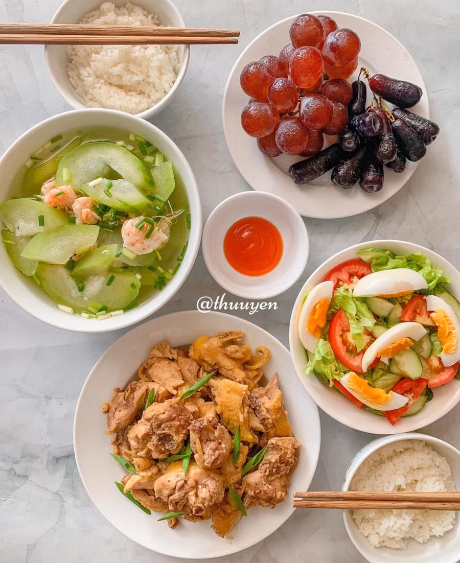 Gà kho; Canh bí tôm; Salad trứng; Nho