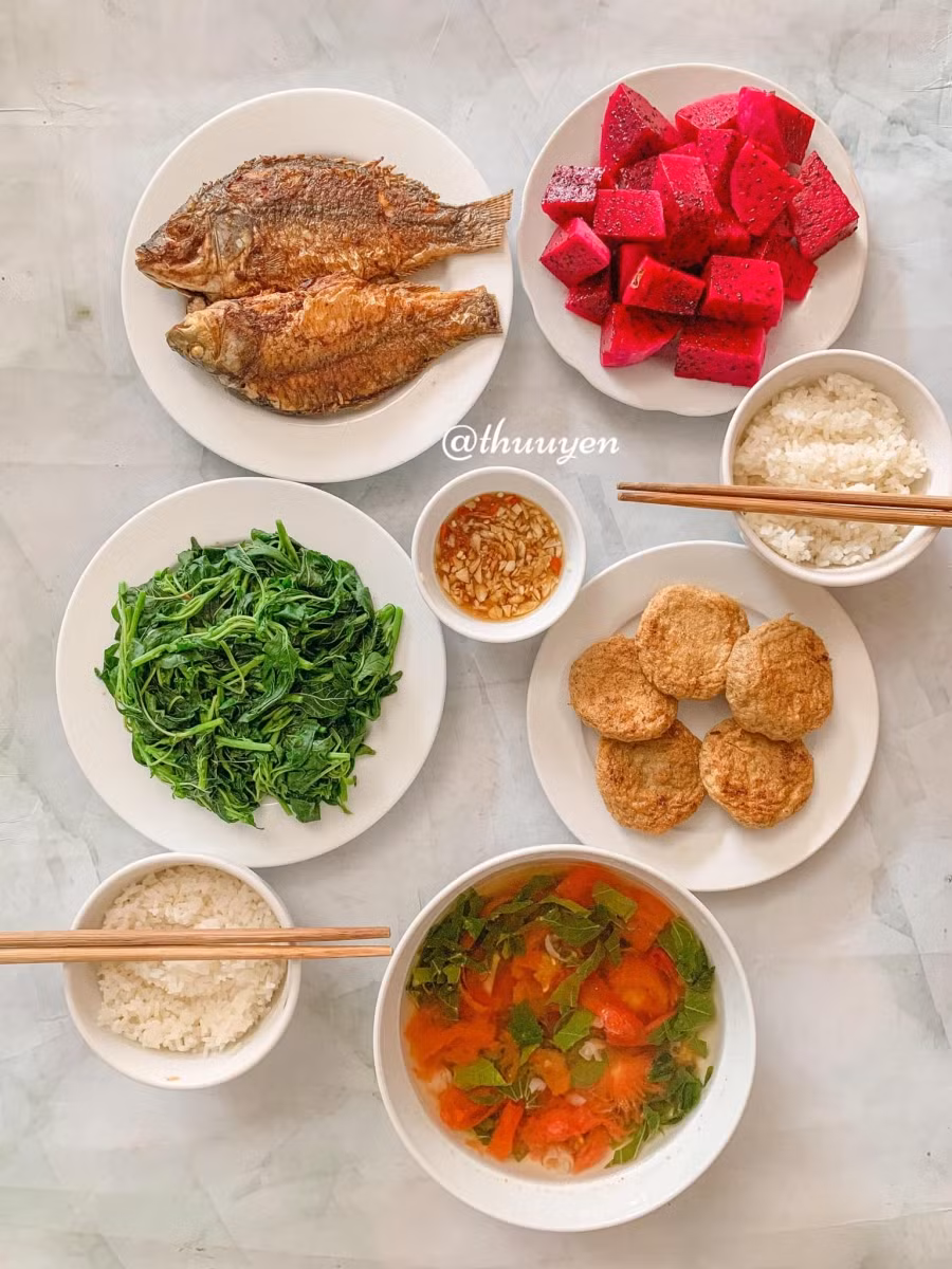 Cá rán; Chả cá; Rau dền luộc đánh giấm; Thanh long đỏ