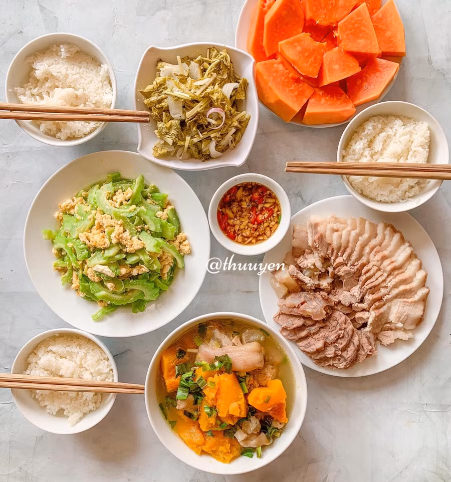 Canh bí đỏ chân giò; Thịt bò luộc; Thịt ba chỉ luộc; Mướp đắng xào trứng; Dưa chua; Đu đủ.