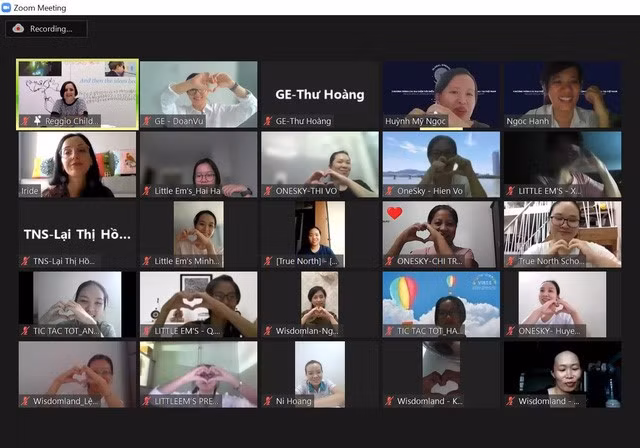 Các giáo viên tham gia vào buổi đào tạo trực tuyến đầu tiên về Hướng tiếp cận Reggio Emilia®, nằm trong chuỗi đào tạo chương trình “Các Đại diên Trường mầm non tiêu biểu tích hợp Hướng tiếp cận Reggio Emilia® tại Việt Nam” vào ngày 04/08 vừa qua.