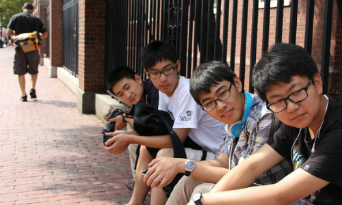 Một nhóm học sinh Trung Quốc bên ngoài cổng Đại học Harvard, Mỹ. Ảnh: Sinosphere.