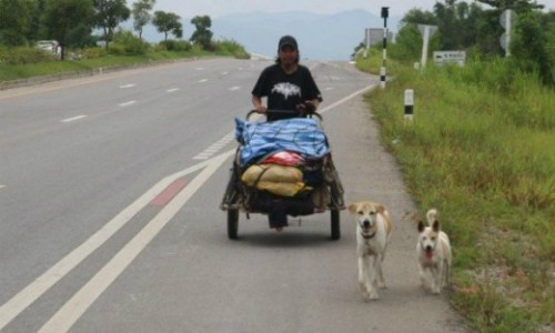 Người đàn ông mang tro người yêu đi khắp Thái Lan