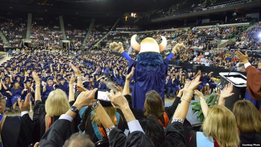 SV và gia đình ăn mừng tốt nghiệp tại Trường Del Mar College ở Corpus Christi, tiểu bang Texas (Mỹ)