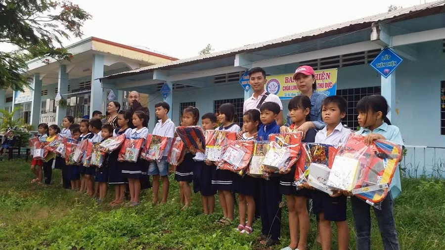 Ban Từ thiện Chùa Linh Quang trao quà cho HS nghèo