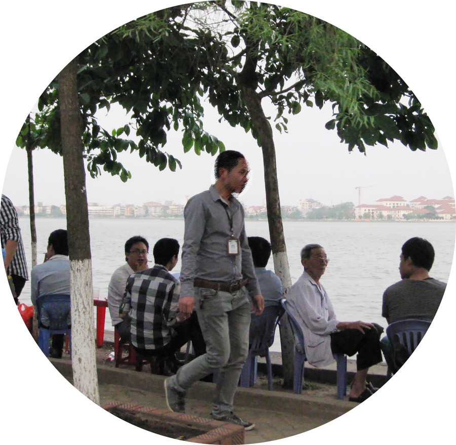 Rất khó khăn để đi lại do người ngồi giải khát