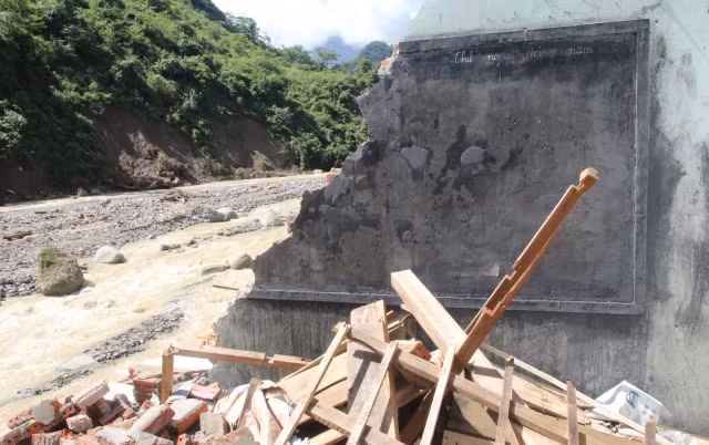 Nhiều phòng học của huyện Kỳ Sơn bị thiệt hại nặng nề sau bão lụt