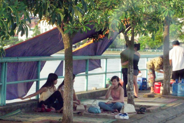 Dịch vụ ăn uống trải chiếu chiếm lối đi