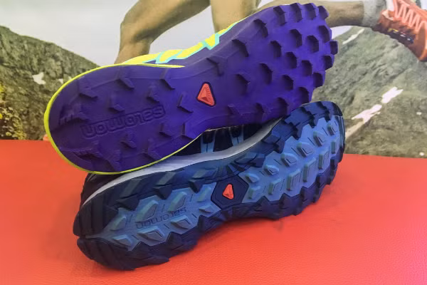 Chất liệu cao su và hình dáng gai của đế giày khác nhau tùy vào địa hình mà bạn chạy trail. Ảnh: Cẩm Anh