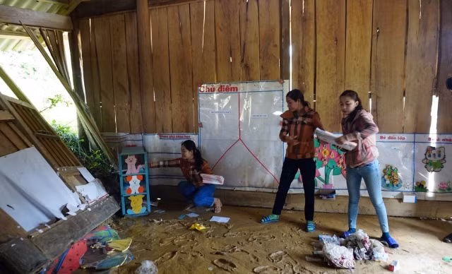 Các cô giáo mầm non tìm đồ dùng, đồ chơi vẫn còn sử dụng được Các cô giáo mầm non tìm đồ dùng, đồ chơi vẫn còn sử dụng được