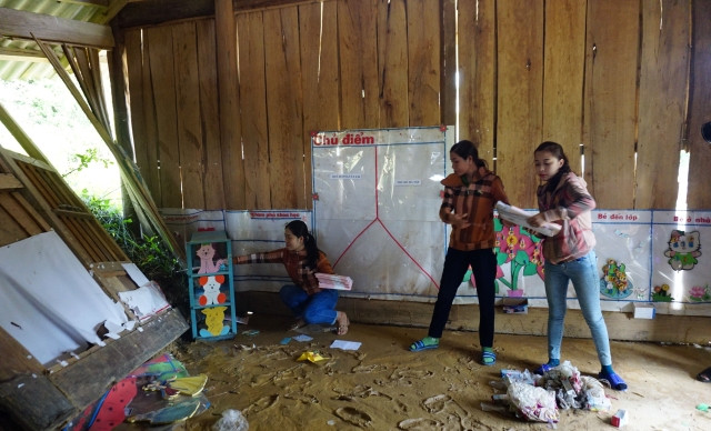 Các cô giáo mầm non tìm đồ dùng, đồ chơi vẫn còn sử dụng được