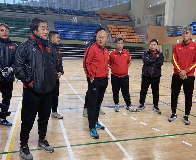 HLV Park Hang Seo dõi theo tình hình và phong độ của từng tuyển thủ HLV Park Hang Seo dõi theo tình hình và phong độ của từng tuyển thủ