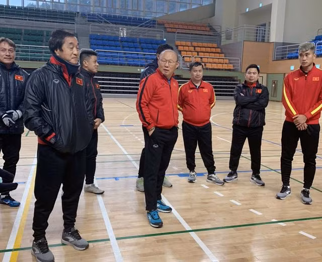 HLV Park Hang Seo dõi theo tình hình và phong độ của từng tuyển thủ