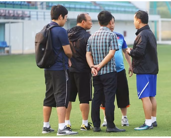 Thầy Park chia đôi đội hình U22 và cả đội ngũ trợ lý