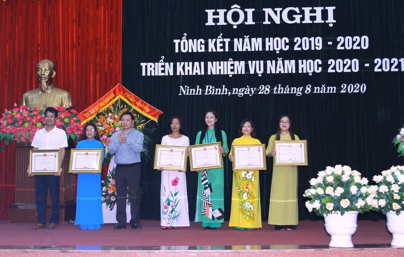 Ông Tống Quang Thìn trao tặng danh hiệu chiến sỹ thi đua cho các nhà giáo. Ảnh: Việt Hà