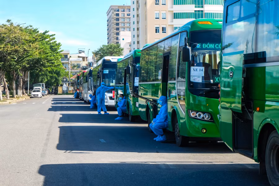 Đoàn xe đưa đón người dân tỉnh Quảng Ngãi bị “mắc kẹt” ở Đà Nẵng trở về quê.