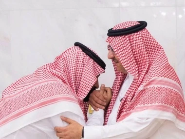 Mohammed bin Salman (31 tuổi) hôn tay hoàng tử Mohammed bin Nayef (57 tuổi) tại cung điện hoàng gia Ả-rập Xê-út 