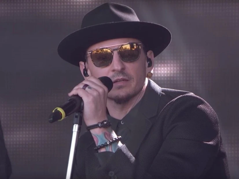 Chester Bennington sinh năm 1976, là giọng ca chính của Linkin Park – nhóm nhạc Rock lừng danh của thập niên 2000 và sở hữu lượng fan đông đảo khắp thế giới.