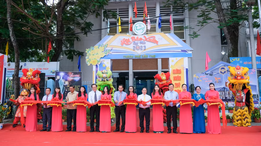 Đại biểu cắt băng khai mạc Hội Báo Xuân năm 2023.