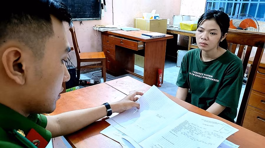 Khánh và Loan tại cơ quan công an.