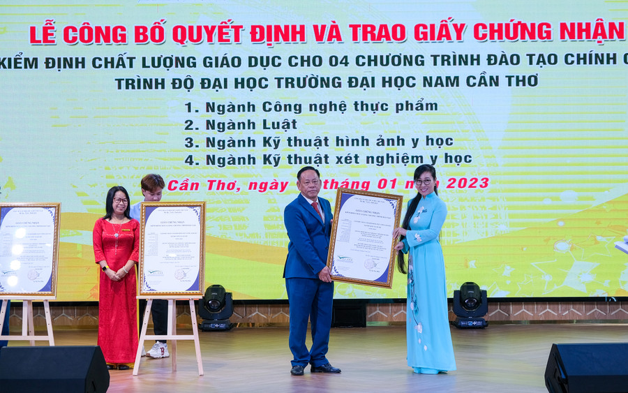 Trung tâm kiểm định chất lượng giáo dục (ĐH Quốc gia Hà Nội) trao quyết định công nhận đạt kiểm định 4 chương trình đào tạo của trường.