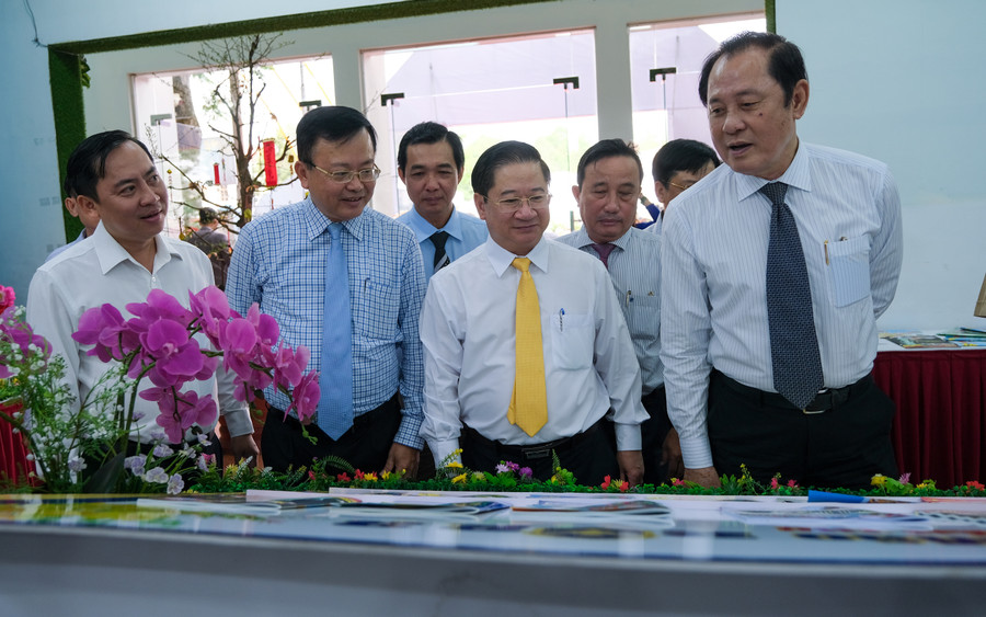 Lãnh đạo thành phố tham quan khu vực trưng bày ấn phẩm Xuân. Lãnh đạo thành phố tham quan khu vực trưng bày ấn phẩm Xuân.