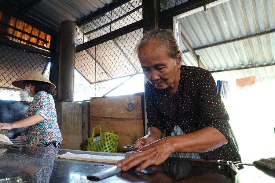 Tỉ mẫn cắt bánh sao cho đẹp.