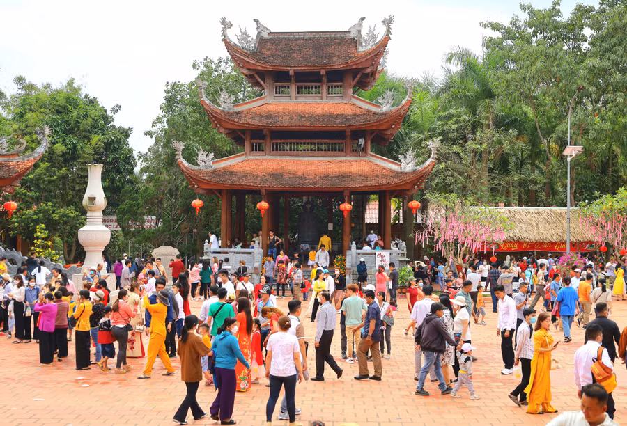 Khách tham quan, du lịch trên địa bàn thành phố đạt khoảng 370.000 lượt.