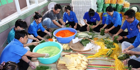 Hội Sinh viên tỉnh Vĩnh Long tổ chức gói bánh gửi chiến sĩ biển đảo. Hội Sinh viên tỉnh Vĩnh Long tổ chức gói bánh gửi chiến sĩ biển đảo.