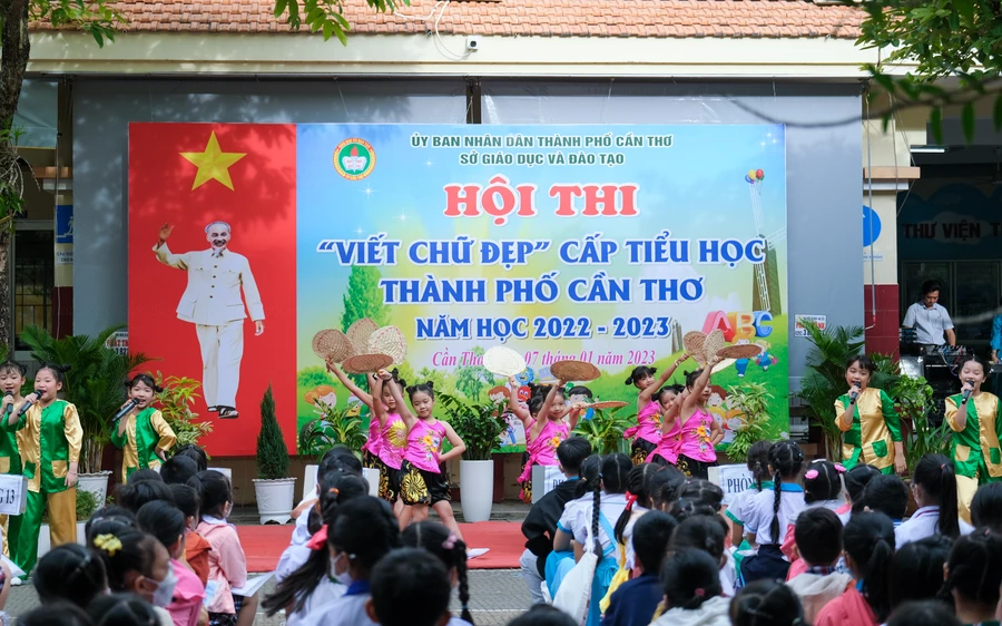 Tiết mục ca nhạc khai mạc hội thi.