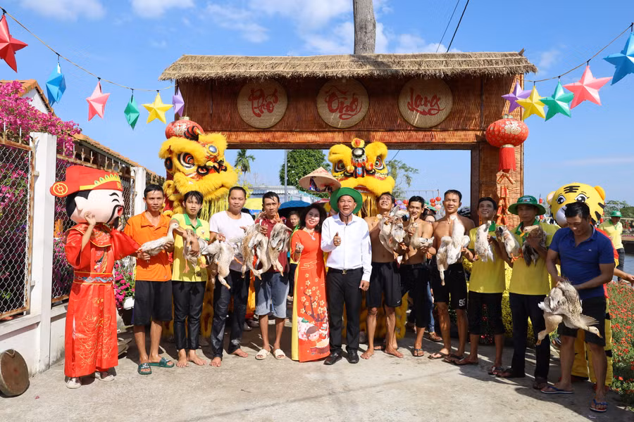 Du khách tham quan tại Phố Ông Lang ở huyện Phong Điền.