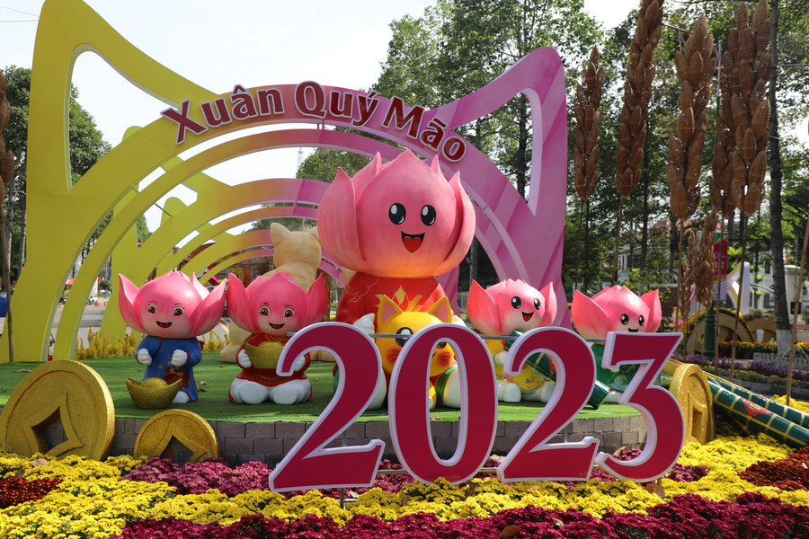 Hoa sen là hình ảnh xuyên suốt đường hoa. Hoa sen là hình ảnh xuyên suốt đường hoa.