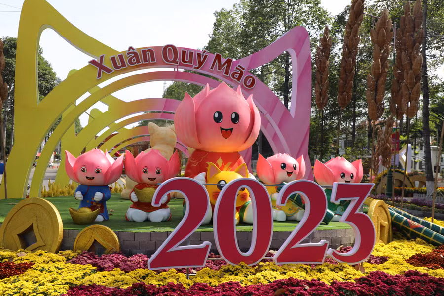 Hoa sen là hình ảnh xuyên suốt đường hoa.